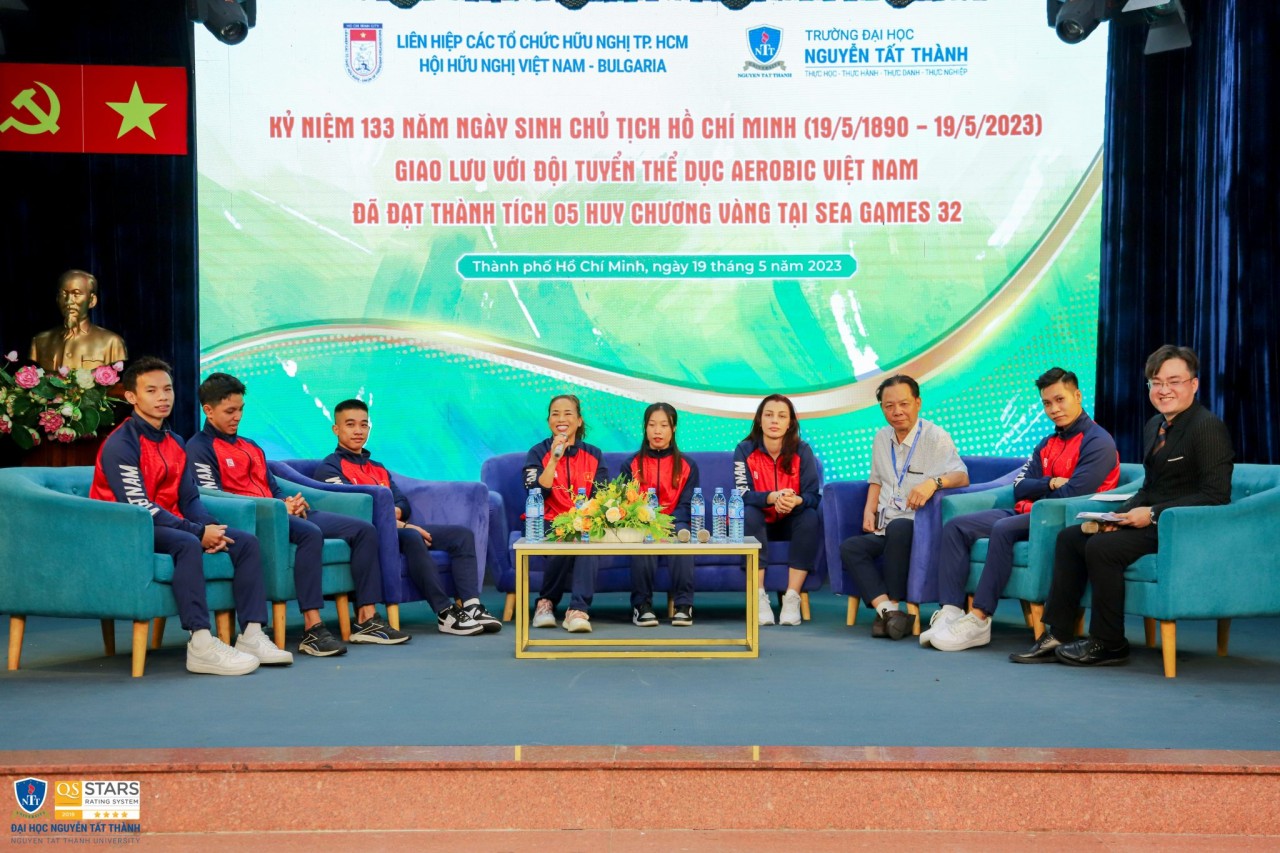 Đội tuyển Aerobic Việt Nam giao lưu với sinh viên Đại học Nguyễn Tất Thành (Ảnh: ntt.edu.vn).