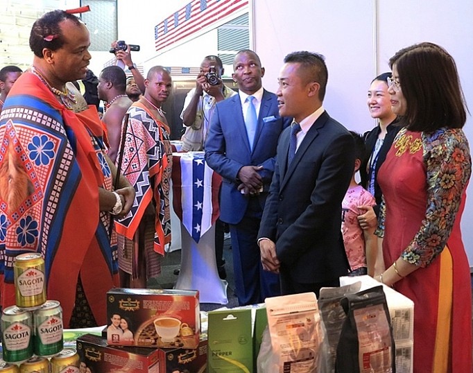Vua Mswati-III thăm gian hàng Việt Nam tại Hội chợ thương mại quốc tế eSwatini 2018 và trao đổi với Thương vụ Việt Nam tại Nam Phi kiêm nhiệm Eswatini (Ảnh: KT).