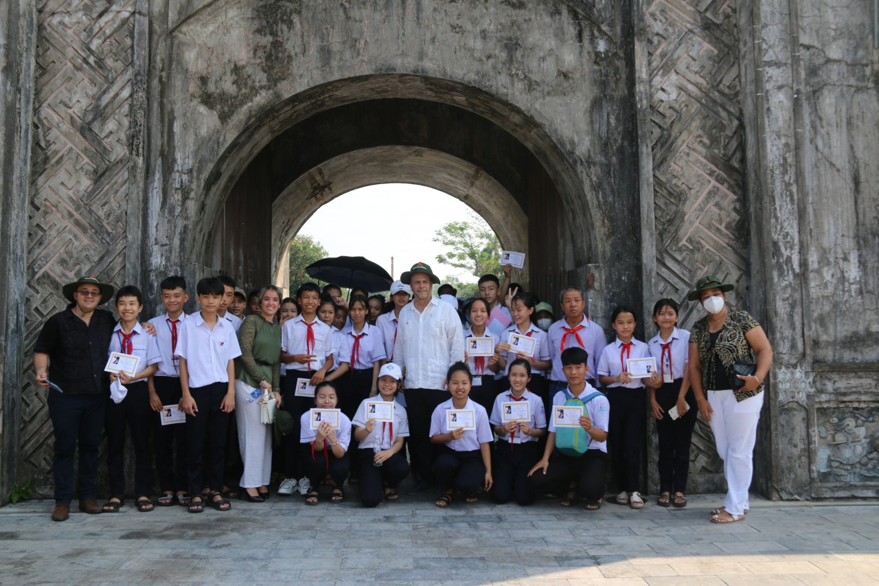 Đoàn chụp ảnh lưu niệm cùng các em học sinh tại Thành Cổ Quảng Trị.
