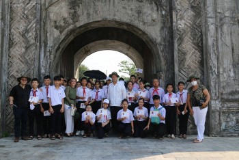 doan dai bieu cap cao uy ban bao ve cach mang cuba dang hoa tai cong vien fidel quang tri