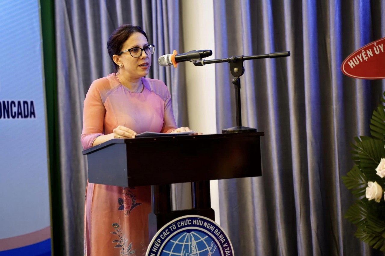 bà Ariadne Feo Labrada, Tổng Lãnh sự Cộng hòa Cuba tại TP HCM phát biểu tại chương trình.