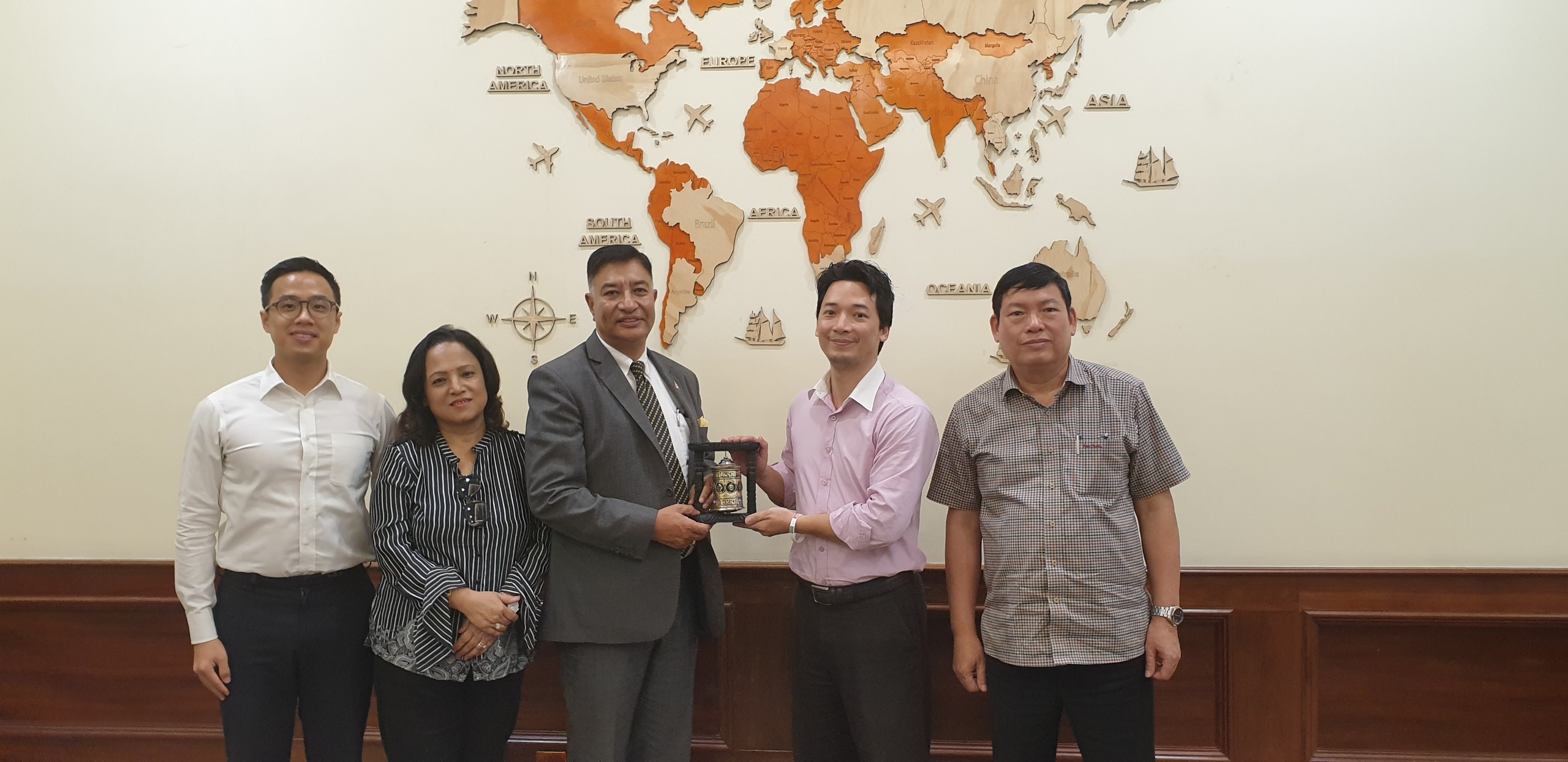 ông Rajesh Kazi Shrestha, Tổng Lãnh sự danh dự Việt Nam tại Nepal, Chủ tịch Tập đoàn Arksh Group làm việc với Tập đoàn Vingroup (Ảnh: Đức Minh).