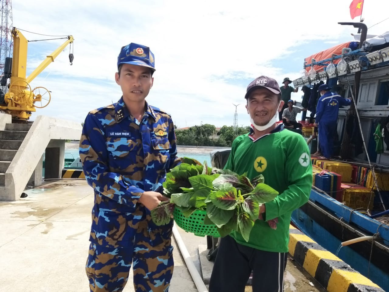 Trung tâm dịch vụ hậu cần – kỹ thuật đảo Sinh Tồn hỗ trợ rau xanh cho ngư dân.