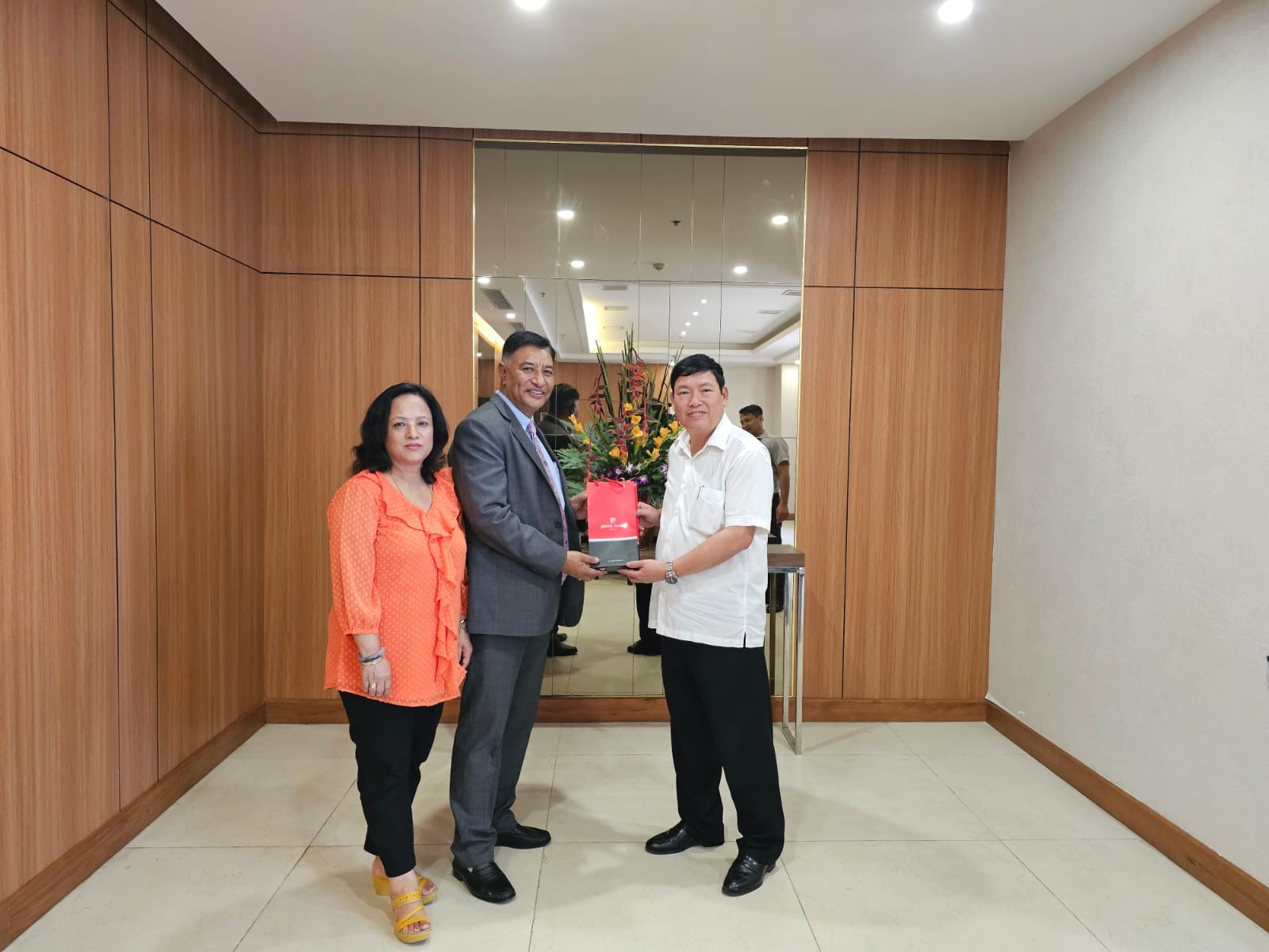 Tiến sỹ Bùi Thanh Hà, Phó Chủ tịch Hội Hữu nghị Việt Nam – Nê-pan, thay mặt Ban Lãnh đạo Hội, đã tiếp và tặng quà là các sản phẩm Việt Nam. 