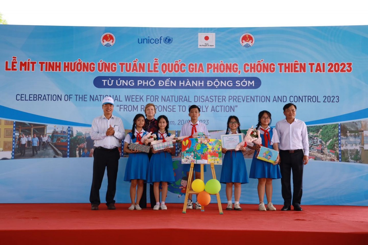 Các đại biểu Trao thưởng cho các hoạt động ngoại khoá về chủ đề Phòng, chống thiên tai trong trường học.