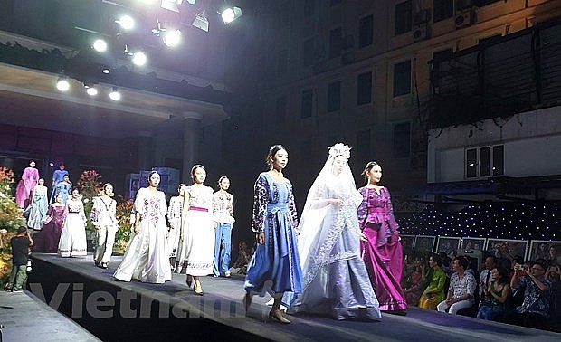 Áo dài Việt "đối thoại" với trang phục thêu Vyshivanki của Ukraine  | Thời trang | Vietnam+ (VietnamPlus)