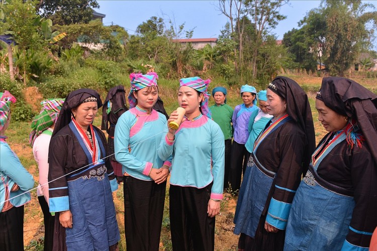 Giá trị nhân văn trong nghệ thuật hát ống của người Pú Nả Giá trị nhân văn trong nghệ thuật hát ống của người Pú Nả