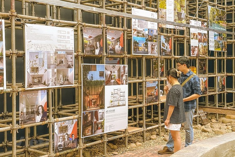 Trong triển lãm, ban tổ chức cũng đã giới thiệu tới đông đảo công chúng 20 công trình tiêu biểu của các hạng mục Nhà ở và Nội thất tại Triển lãm Top 10 Awards Pavilion, đặc biệt kỷ niệm hành trình 5 năm giải thưởng. (Ảnh: Minh Sơn/Vietnam+)