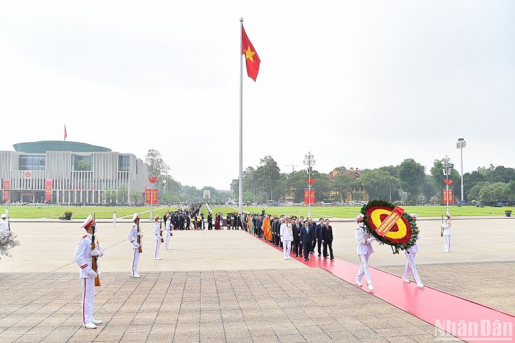 Các đại biểu Quốc hội vào Lăng viếng Chủ tịch Hồ Chí Minh