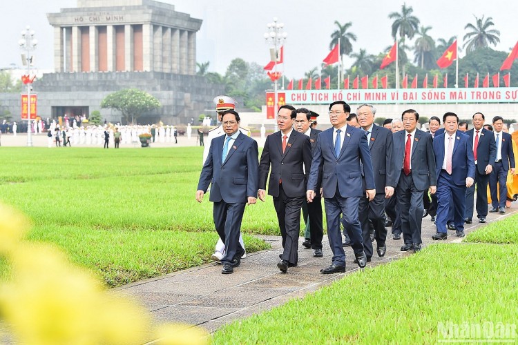 Các đại biểu Quốc hội vào Lăng viếng Chủ tịch Hồ Chí Minh