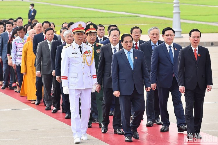 Các đại biểu Quốc hội vào Lăng viếng Chủ tịch Hồ Chí Minh