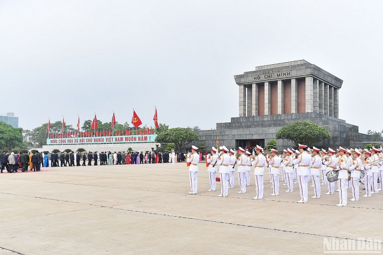 Các đại biểu Quốc hội vào Lăng viếng Chủ tịch Hồ Chí Minh