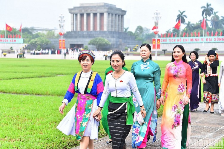 Các đại biểu Quốc hội vào Lăng viếng Chủ tịch Hồ Chí Minh