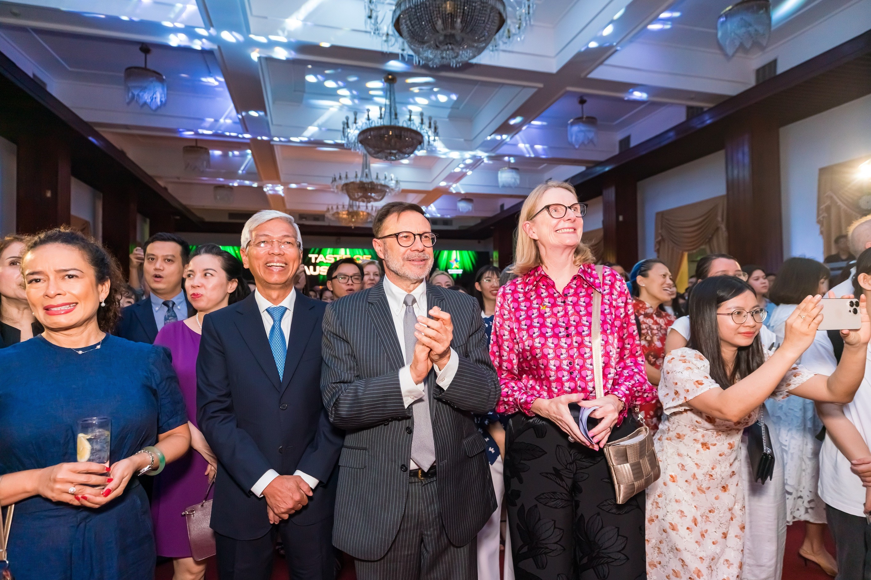 Ông Võ Văn Hoan, Phó Chủ tịch UBND TP.HCM, Đại sứ Australia tại Việt Nam Andrew Goledzinowski và bà Sarah Hooper, Tổng lãnh sự Australia tại sự kiện Hương vị Australia 2023 (Ảnh: KT).