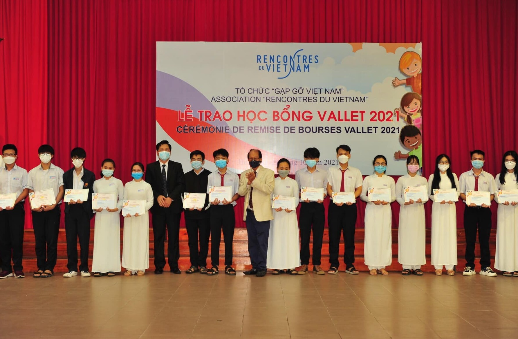 Hơn 2.000 học sinh, sinh viên Việt Nam được cấp học bổng Vallet của Tổ chức Gặp gỡ Việt Nam