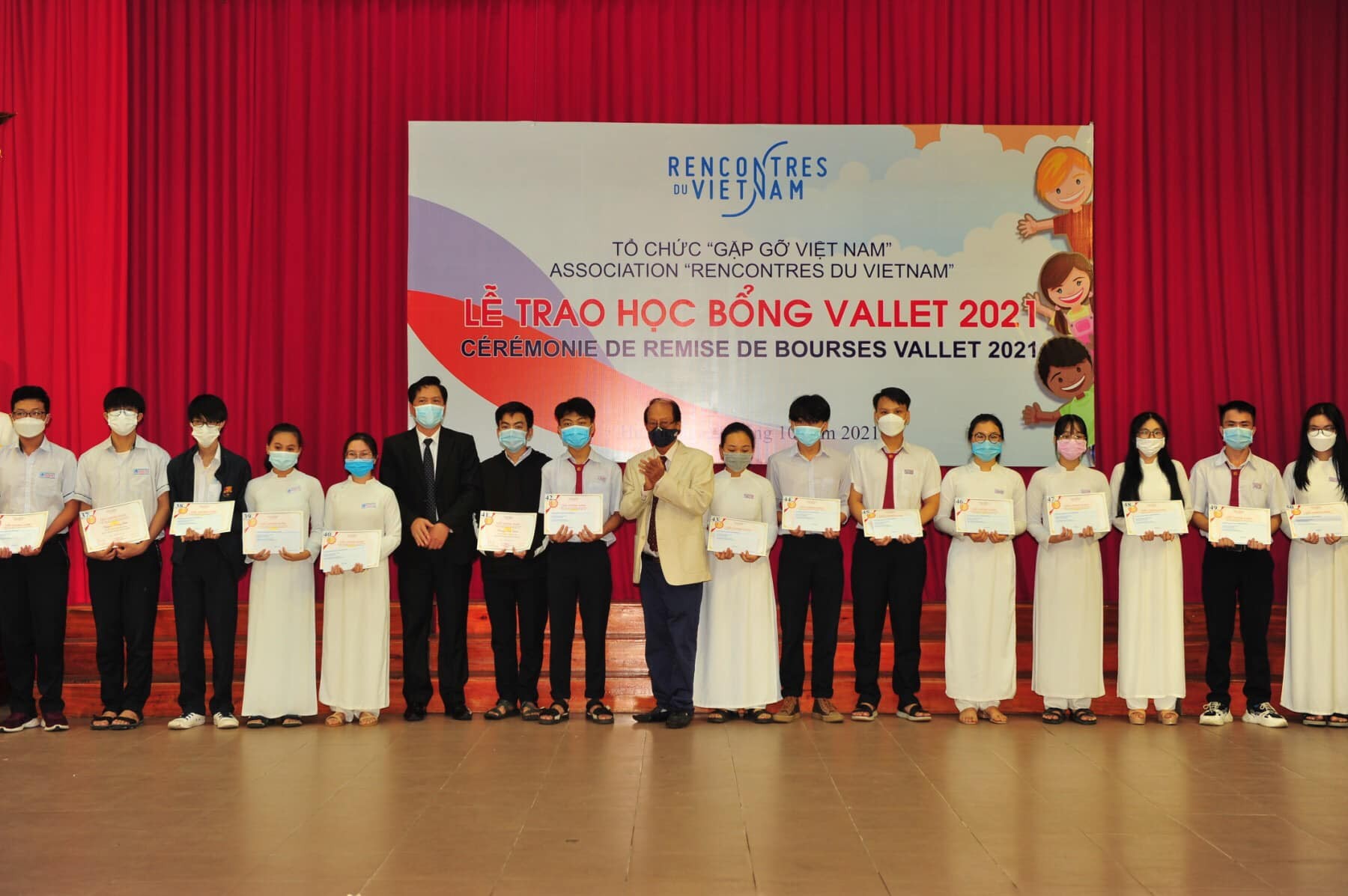 Tổ chức Gặp gỡ Việt Nam trao học bổng cho các em học sinh, sinh viên Việt Nam xuất sắc vào năm 2021 (Ảnh: Gặp gỡ Việt Nam).