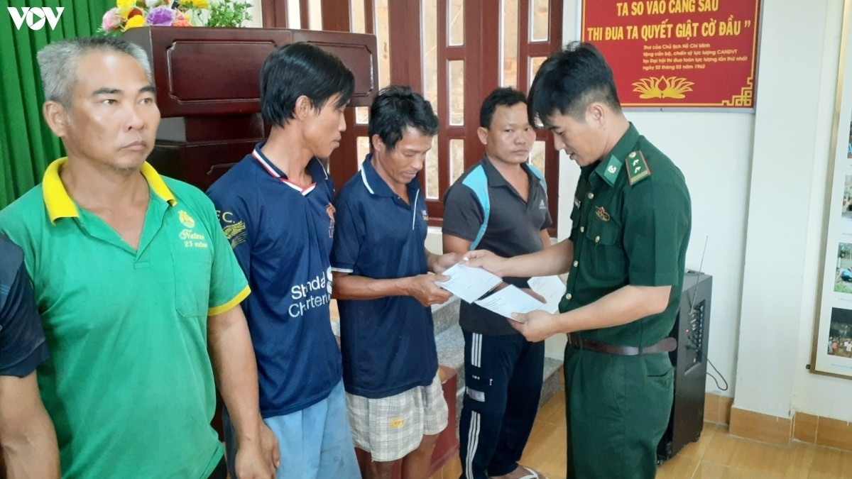 Biên phòng tỉnh Bà Rịa - Vũng Tàu tặng quà 14 ngư dân Bình Định bị nạn trên biển.