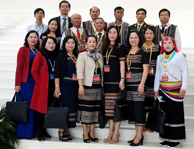 Quảng Ngãi hỗ trợ điện thoại thông minh cho người có uy tín trong đồng bào dân tộc thiểu số
