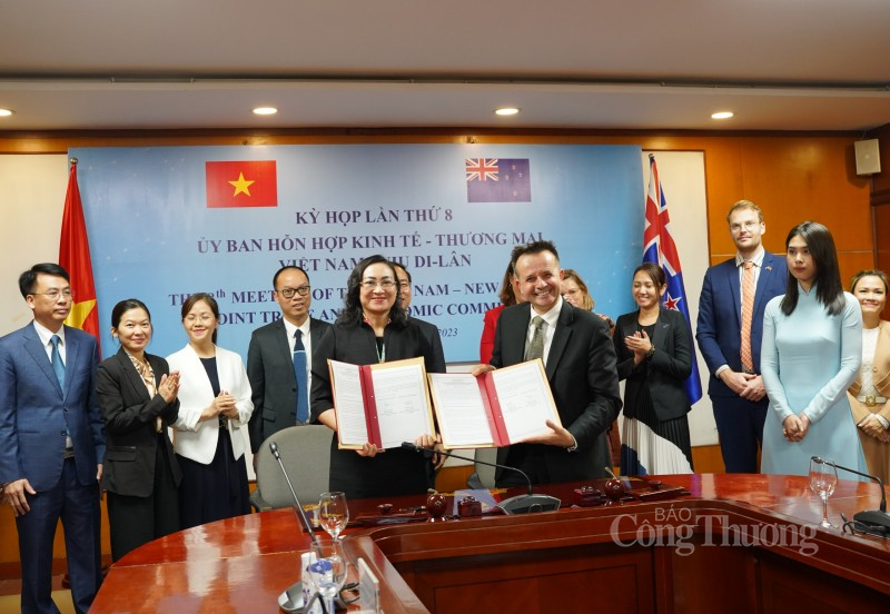 Thứ trưởng Bộ Công Thương Việt Nam Phan Thị Thắng và Thứ trưởng Bộ Ngoại giao và Thương mại New Zealand Vangelis Vitalis đã ký kết Biên bản ghi nhớ Kỳ họp lần thứ 8 Ủy ban Hỗn hợp về Kinh tế và Thương mại Việt Nam – New Zealand