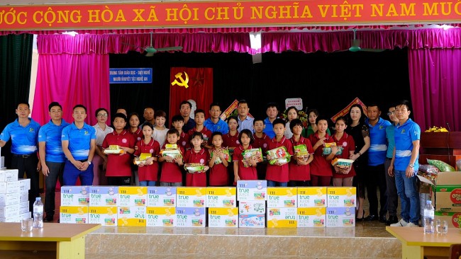 Tặng nhiều suất quà tới trẻ em khuyết tật ở Nghệ An