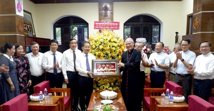 Lãnh đạo thành phố Đà Nẵng đến thăm và chúc mừng 60 năm ngày thành lập Giáo phận Đà Nẵng