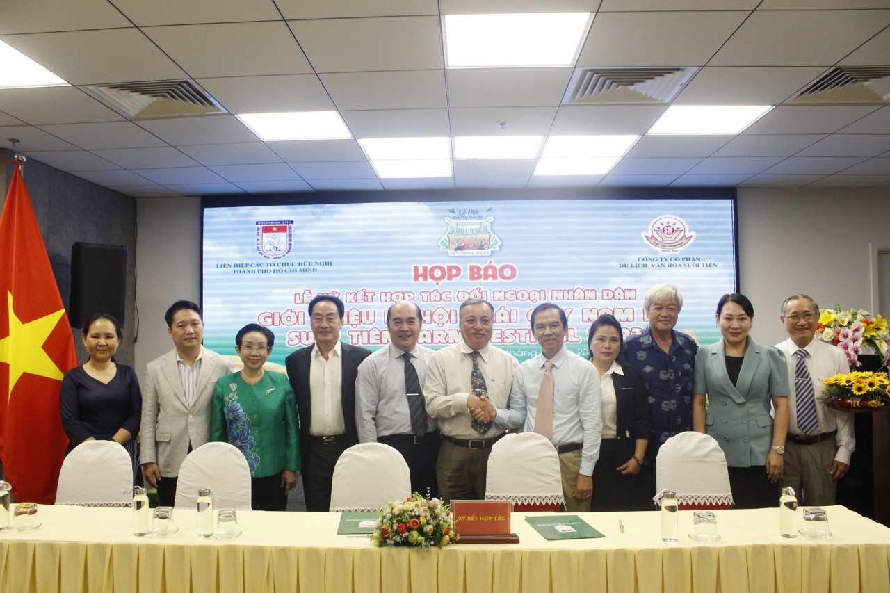 Đại diện Liên hiệp các tổ chức hữu nghị TPHCM (HUFO) và Công ty Cổ phần Du lịch Văn hóa Suối Tiên tiến hành ký kết hợp tác Đối ngoại Nhân dân giai đoạn 2023 - 2025 và giới thiệu về Lễ hội trái cây Nam bộ - Suoi Tien Farm Festival 2023.