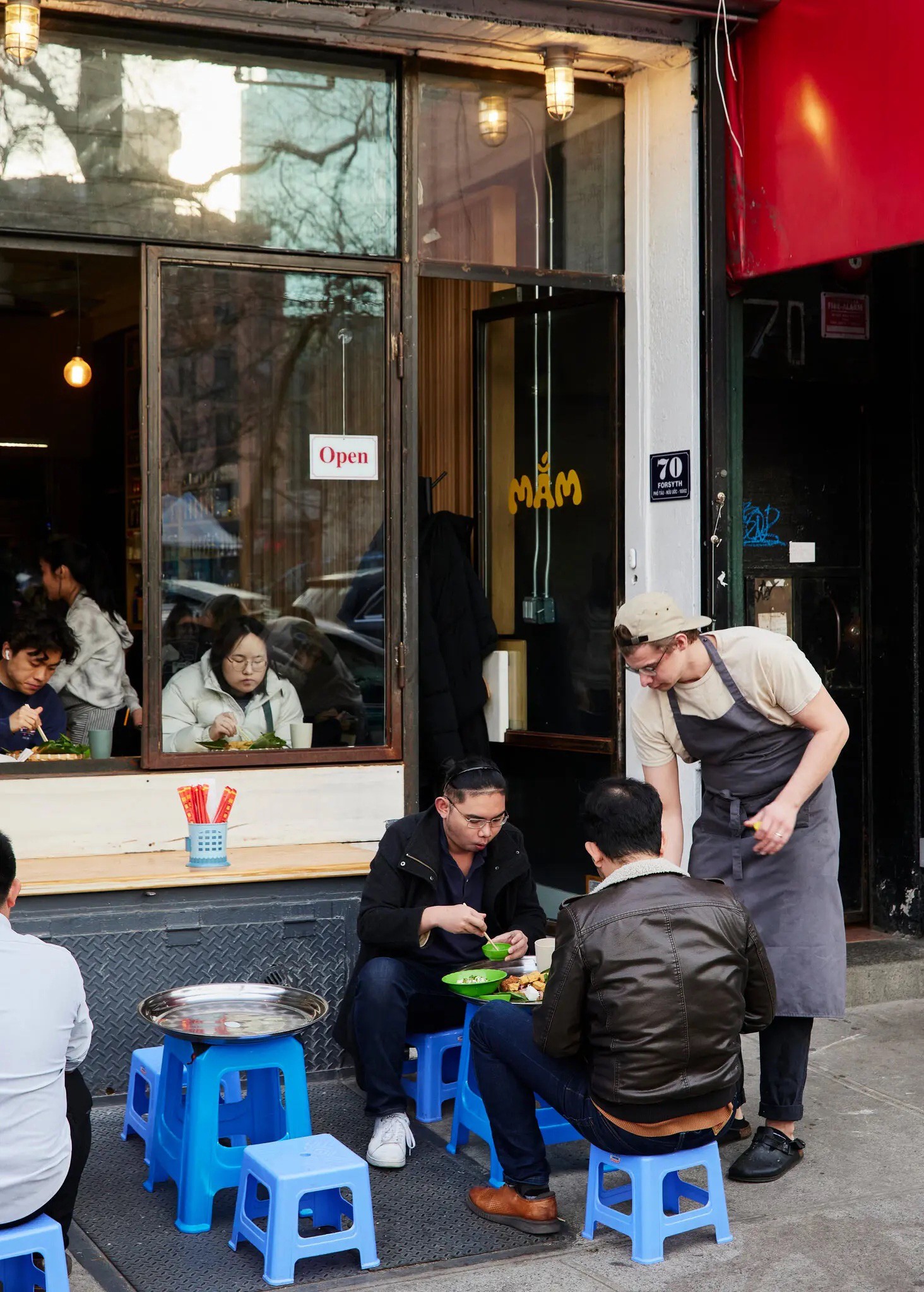 Chồng Mỹ vợ Việt bán bún đậu mắm tôm giữa thành phố New York