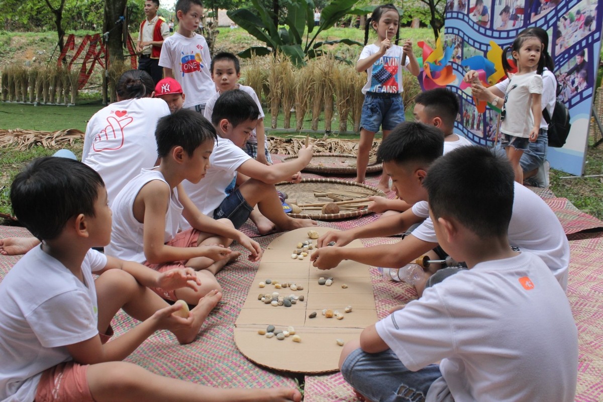 Trẻ em tham gia hoạt động dã ngoại tại Làng. Nguồn: Làng Văn hóa - Du lịch các dân tộc Việt Nam (Ảnh: KT).