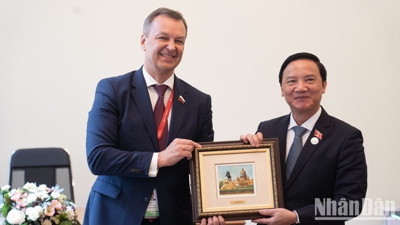 Phó Chủ tịch Quốc hội Nguyễn Khắc Định (bên phải) và ông Andrey Yatskin, Phó Chủ tịch thứ nhất Hội đồng Liên bang (Thượng viện) Nga. (Ảnh: THANH THỂ)