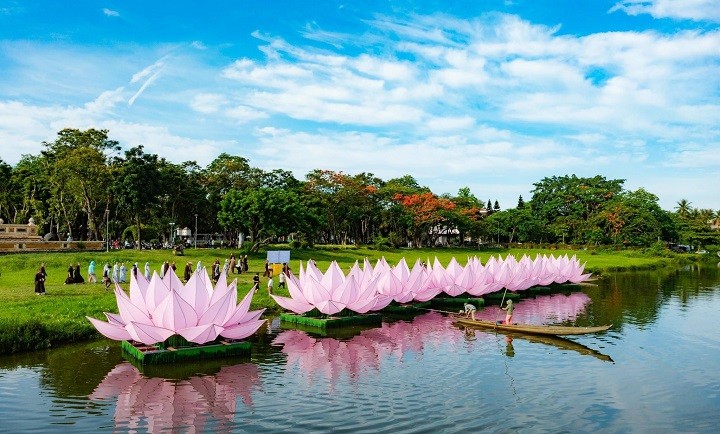 Thắp sáng 7 hoa sen mừng Phật đản trên sông Hương