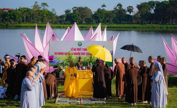 Thắp sáng 7 hoa sen mừng Phật đản trên sông Hương
