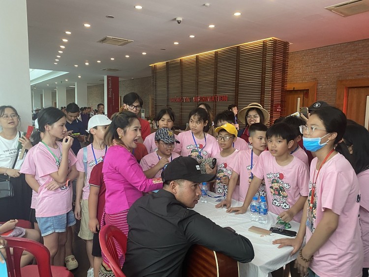 Sinh viên quốc tế hào hứng trải nghiệm trò chơi dân gian Việt