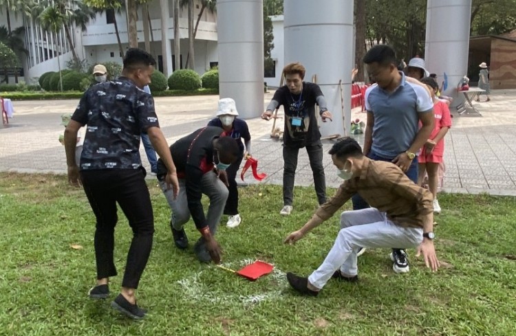 Sinh viên quốc tế hào hứng trải nghiệm trò chơi dân gian Việt