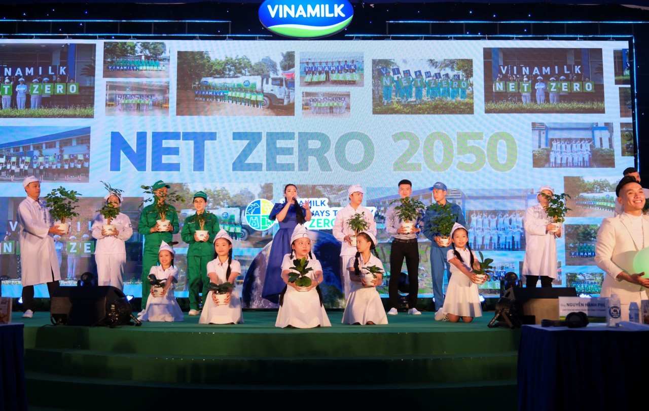Các nhân viên nhà máy và trang trại cùng tham gia tiết mục biểu diễn bài hat Heal the world với các em thiếu nhi, thể hiện sự đồng lòng cho mục tiêu Net Zero vì một trái đất tươi đẹp, bền vững hơn.