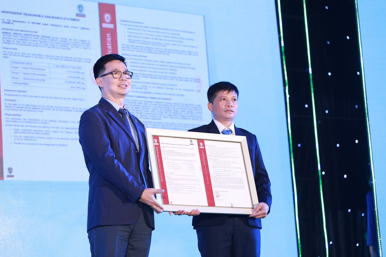 Ông Nguyễn Việt Dũng – Giám đốc Bureau Veritas Việt Nam trao chứng nhận trung hòa carbon cho lãnh đạo trang trại bò sữa Vinamilk tại Nghệ An.