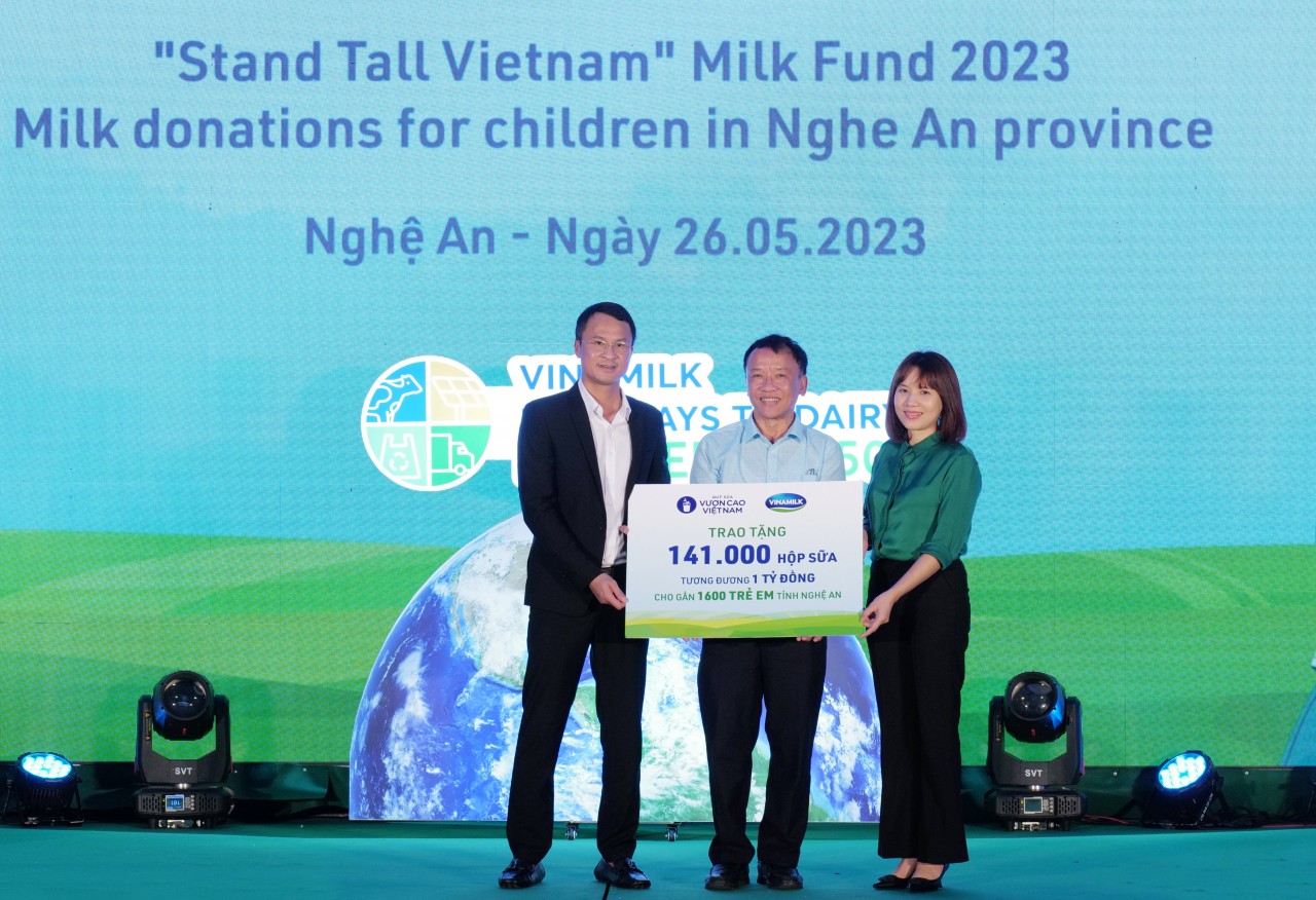Đại diện Quỹ bảo trợ trẻ em Việt Nam và nhà máy sữa Vinamilk Nghệ An trao tặng sữa cho Quỹ bảo trợ trẻ em tỉnh  Nghệ An.
