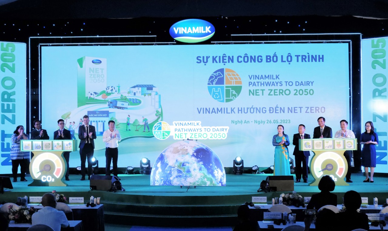 Các đại biểu cùng với Vinamilk thực hiện nghi thức công bố lộ trình hướng tới Net Zero 2050 tại sự kiện.