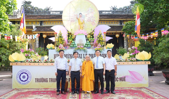 Lãnh đạo tỉnh Thừa Thiên Huế thăm hỏi, chúc mừng một số cơ sở Phật giáo nhân dịp Đại lễ Phật đản