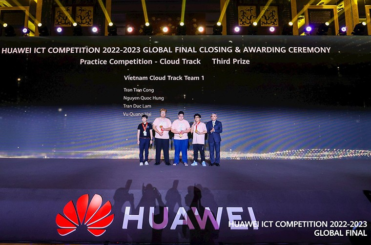 Vượt qua 36 quốc gia, sinh viên Việt Nam giành giải Ba tại cuộc thi công nghệ quốc tế