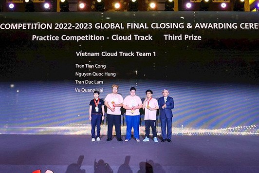 Vượt qua 36 quốc gia, sinh viên Việt Nam giành giải Ba tại cuộc thi công nghệ quốc tế