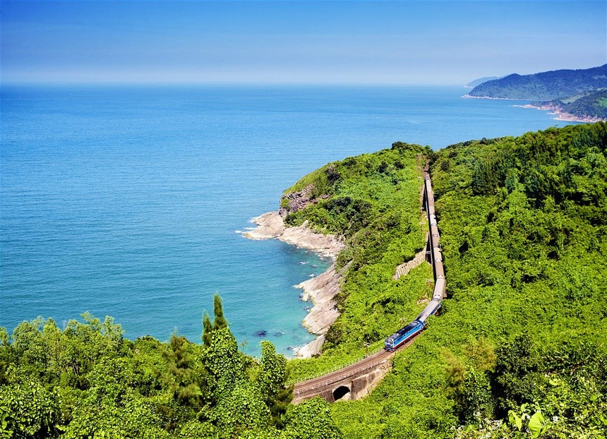 Tuyến đường sắt Hà Nội - Đà Nẵng băng qua những ngọn núi hùng vĩ và vịnh Lăng Cô (Ảnh: KT).