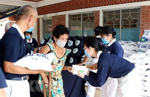 Trao quà cho các hội viên Hội Bảo trợ người khuyết tật và trẻ mồ côi Thành phố Hồ Chí Minh. (Ảnh minh họa: Xuân Khu/TTXVN).