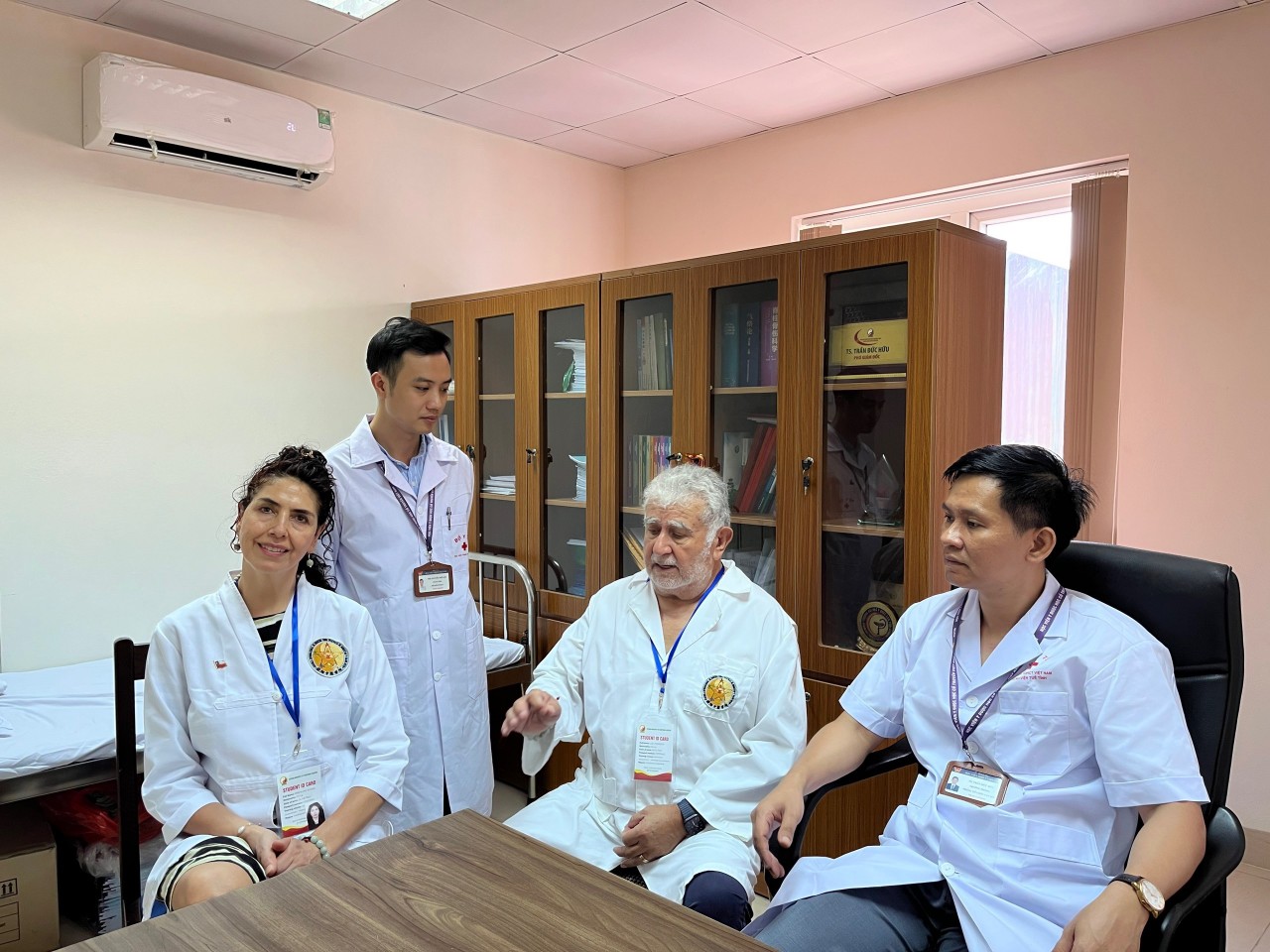 Trao đổi chuyên môn sâu giữa các giảng viên Việt Nam và nước ngoài (Ảnh: Học viện Y Dược học cổ truyền Việt Nam).