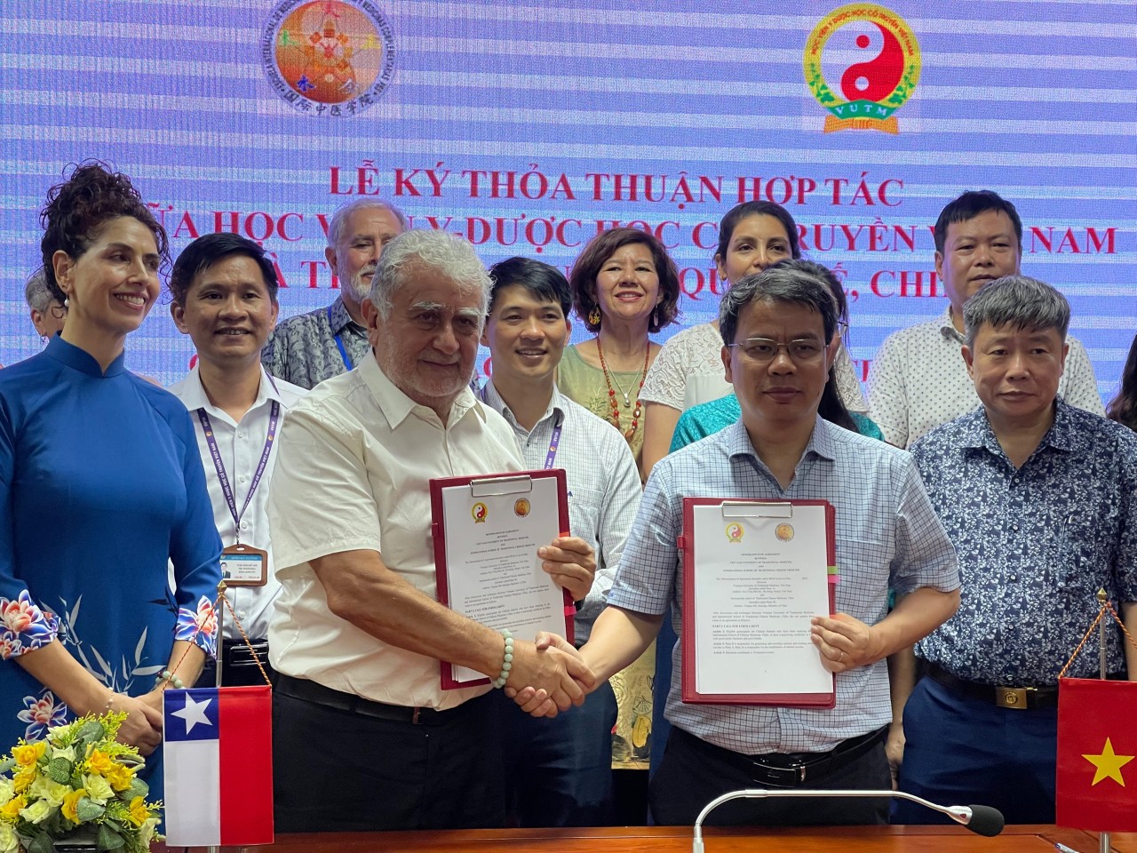 Lễ ký kết hợp tác giữa Học viện Y Dược học Cổ truyền Việt Nam và trường Trung y Quốc tế Chile (Ảnh: Học viện Y Dược học cổ truyền Việt Nam).