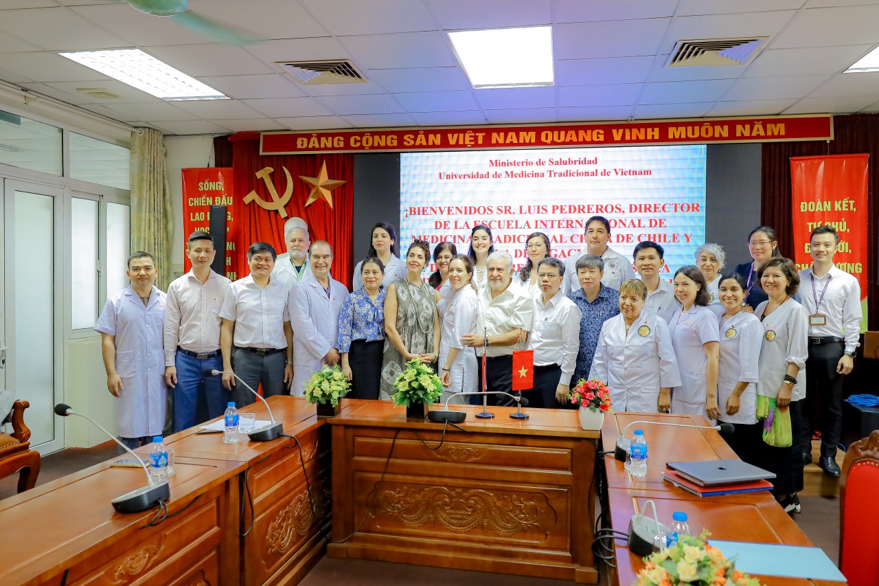 Đội ngũ cán bộ, giảng viên Học viện Y Dược học cổ truyền Việt Nam tham gia trao đổi với đoàn trường Trung y Quốc tế Chile (Ảnh: Học viện Y - Dược học cổ truyền Việt Nam).