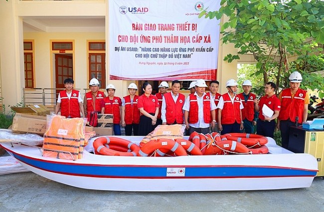 Nghệ An: Bàn giao trang thiết bị cho đội ứng phó thảm họa cấp xã do USaid tài trợ