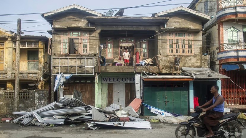 Một ngôi nhà bị hư hại do tác động của bão Mocha tại thành phố cảng Sittwe của Myanmar (Ảnh: AP).