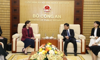 Đại sứ Canada ấn tượng với các nữ sĩ quan công an nhân dân Việt Nam