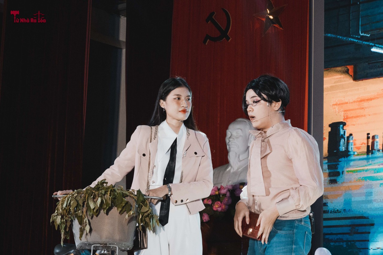 Vở kịch chính thức bắt đầu với màn hội thoại thú vị của hai nhân vật Hội thẩm Trương Chị Ngọc và Tôn Nữ Cát Tiên.