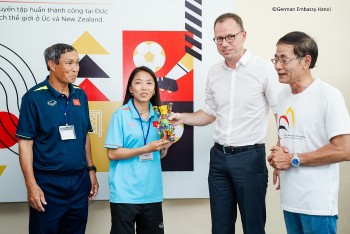 Đại sứ quán Đức giao lưu với Đội tuyển bóng đá nữ Việt Nam